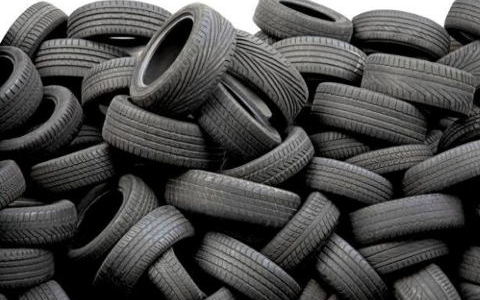 automobilske gume na gomili
