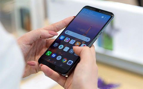 mobitel upaljen u rukama
