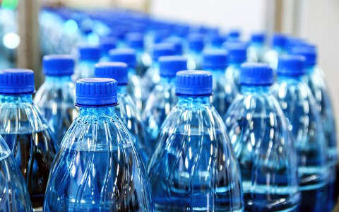 plastične boce na traci za punjenje
