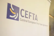 logo i natpis na zidu