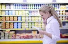 provjera popisa za kupnju ispred police u trgovini