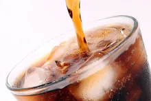 točenje napitka u čašu