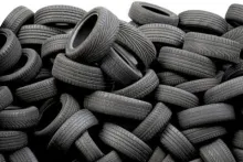 automobilske gume na gomili