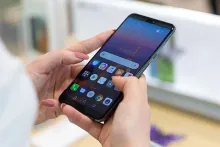 mobitel upaljen u rukama