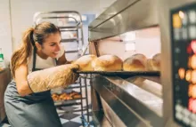 vađenje kruha iz pećnice