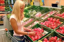 plavuša na štandu s povrćem