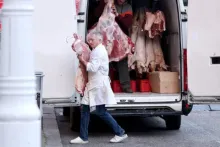 iznošenje mesa iz kombija