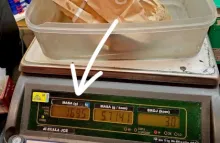 sendvič na vazi pokazuje 169,5 g