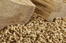 pelet pored komada drveta