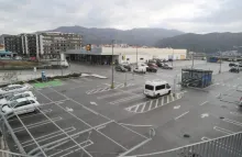 prazan parking ispred trgovačkog centra