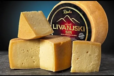 kolut sira i izrezane kriške
