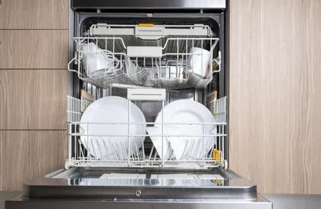 posuđe u otvorenoj perilici