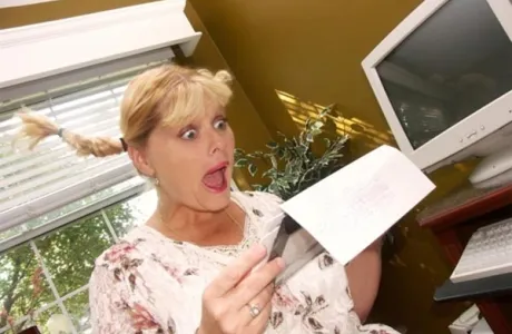 žena iznenađena računom