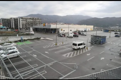 prazan parking ispred trgovačkog centra