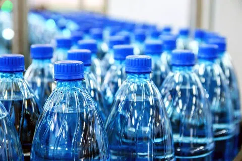 plastične boce na traci za punjenje