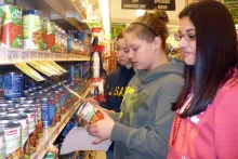 djevojke provjeraju deklaraciju