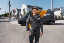 dostavljač ispred vozila