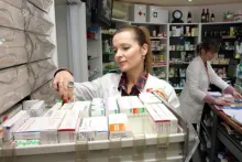 ljekarnica uzima lijekove iz ladice